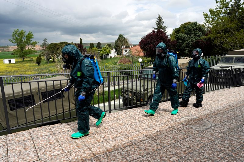 &copy; Reuters. Miembros de la brigada Guadarrama XII del ejército español caminan antes de desinfectar un asilo de ancianos durante el brote de la enfermedad coronavirus (COVID-19) en Espirdo, España