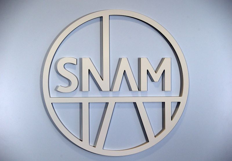 &copy; Reuters. Il logo Snam presso il quartier generale di San Donato Milanese