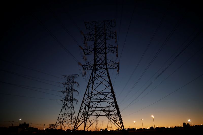 &copy; Reuters. Torres e linhas de transmissão de energia em Brasília