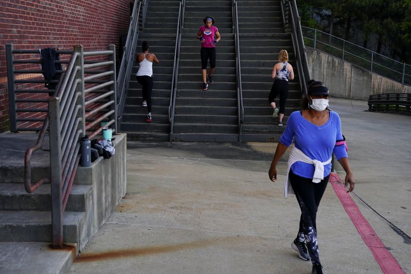 &copy; Reuters. Mulheres usam máscaras de proteção em meio a pandemia de coronavírus em Smyrna, no Estado da Georgia, nos EUA