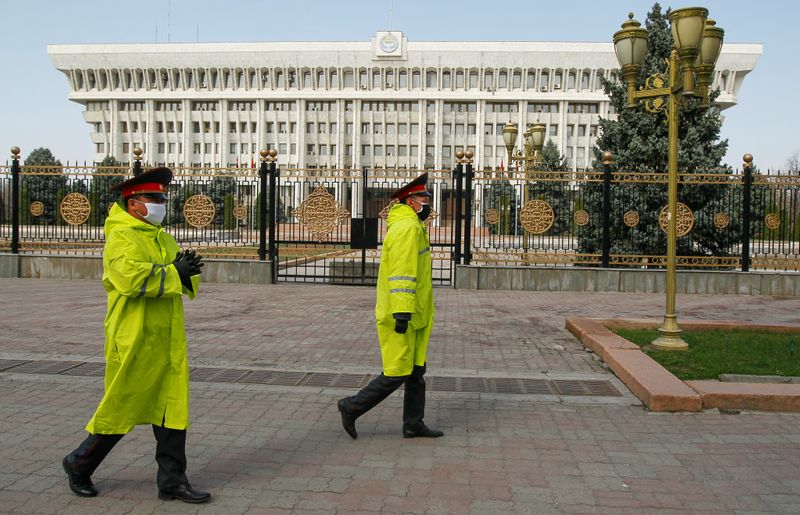 &copy; Reuters. Сотрудники правоохранительных органов патрулируют улицу  центре Бишкека