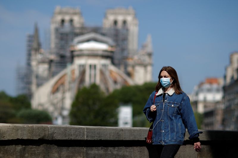 &copy; Reuters. Restoration work resumes slowly at Notre Dame Cathedral in Paris