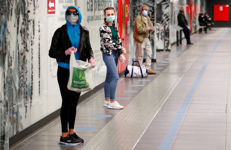 &copy; Reuters. Personas siguiento las reglas de distanciamiento social mientras esperan un tren en la estación de metro de San Giovanni en Roma, Italia, el 28 de abril de 2020