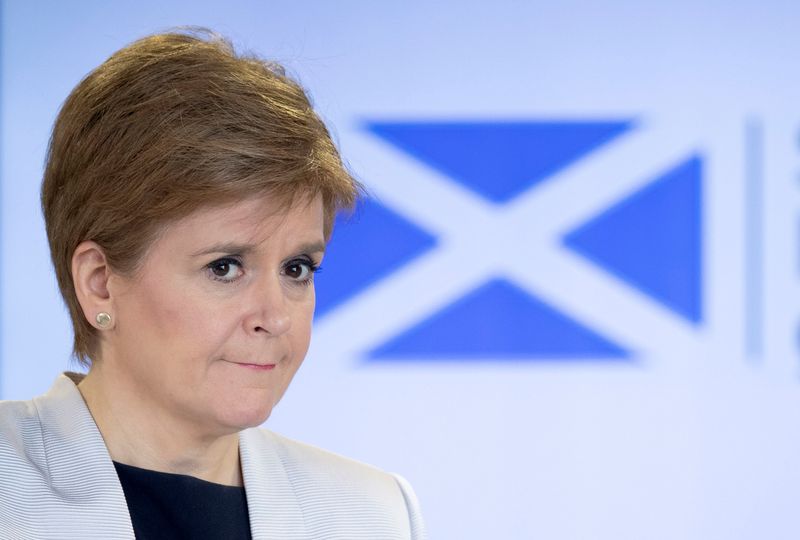 &copy; Reuters. FOTO DE ARCHIVO: La primera ministra de Escocia, Nicola Sturgeon, en una rueda de prensa en Edimburgo, Escocia, Rein Unido, el 25 de marzo de 2020