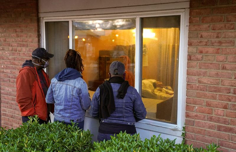 &copy; Reuters. Família observa paciente de Covid-19 em abrigo na Virgínia, nos EUA