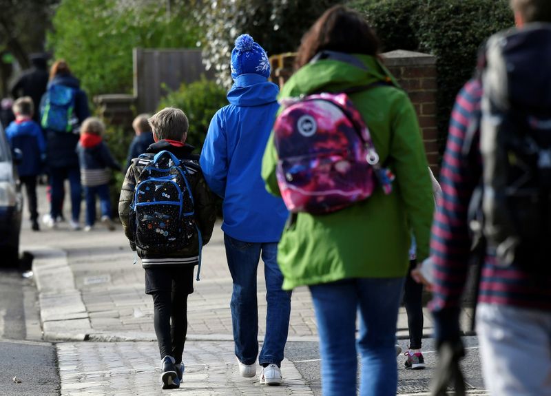 &copy; Reuters. Crianças caminham para a escola em Londres
