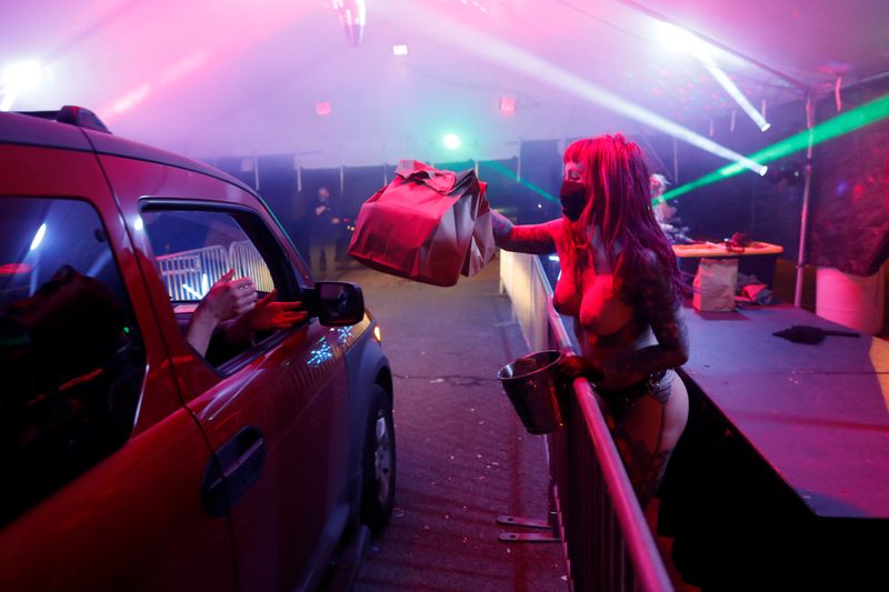 &copy; Reuters. Dançarina Elle Stanger entrega pedido de cliente em drive-through de clube de strip-tease em Portland, nos EUA