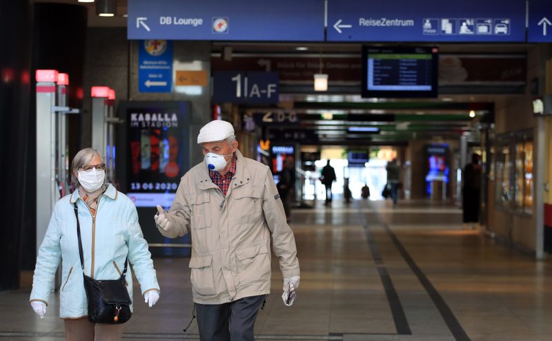 &copy; Reuters. Las personas usan mascarillas en el transporte público en Colonia, Alemania, el 27 de abril de 2020. REUTERS/Wolfgang Rattay