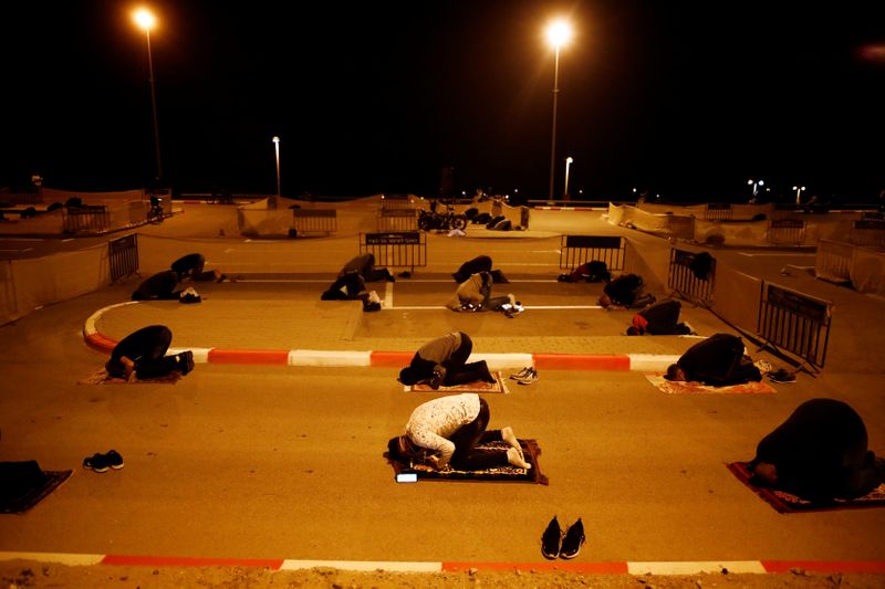© Reuters. الصلاة في ساحة انتظار للسيارات.. مسلمون يرتجلون في رمضان