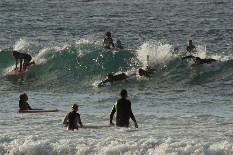 © Reuters. Surfistas em Bondi Beach, na Austrália, após reabertura do local pelas autoridades