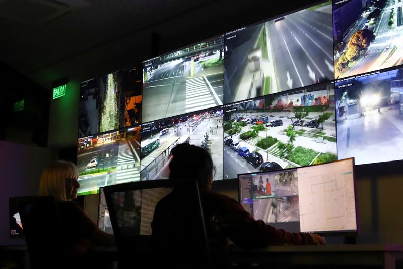 © Reuters. FILE PHOTO: Police officers monitor traffic on the streets as Argentine President Fernandez announced an extension of the lockdown it has imposed as a measure to control the spread of the coronavirus disease (COVID-19), in Buenos Aires