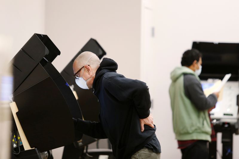 © Reuters. Voters line up to cast their ballots for the presidential primary elections in Columbus