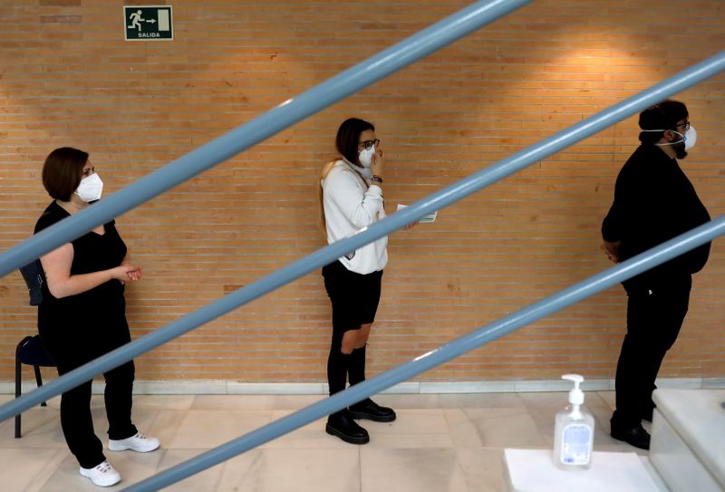 &copy; Reuters. Cola para donar sangre en el teatro Vicente Espinel de Ronda