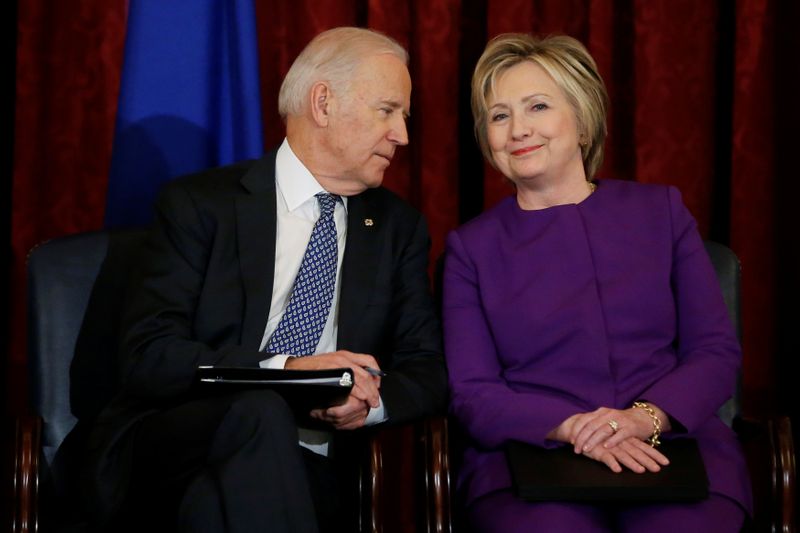 &copy; Reuters. FILE PHOTO: Biden and Clinton attend a ceremony to unveil a portrait honoring retiring Reid on Capitol Hill in Washington