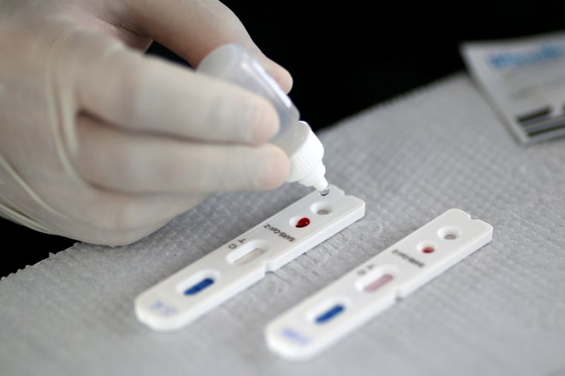 &copy; Reuters. Profissional de saúde realiza teste para o novo coronavírus em Brasília