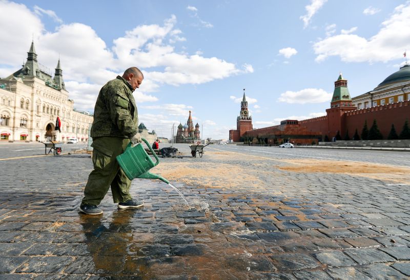 &copy; Reuters. Trabalhador lava chão na Praça Vermelha, em Moscou