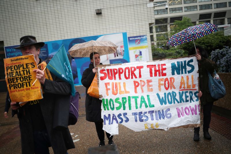 &copy; Reuters. Gente protesta contra la falta de equipo de protección personal (PPE) afuera del Hospital St Thomas, luego del brote del COVID-19, la enfermedad causada por el coronavirus, en Londres