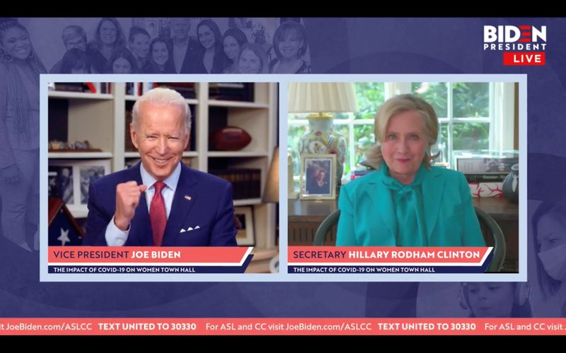 &copy; Reuters. El precandidato presidencial demócrata Joe Biden reacciona tras recibir el respaldo de la exsecretaria de Estado y la nominada demócrata a la presidencia en 2016, Hillary Clinton, en una captura de pantalla de video realizada durante un evento en línea