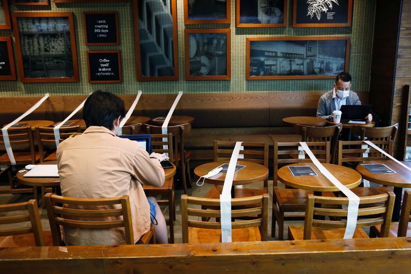 © Reuters. FILE PHOTO: Tables and chairs are taped up to keep social distancing at a Starbucks coffee shop, following the novel coronavirus disease (COVID-19) outbreak, in Hong Kong