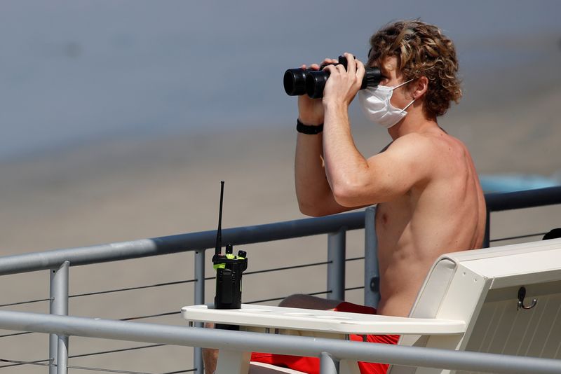 &copy; Reuters. Guarda-vida em praia da Califórnia