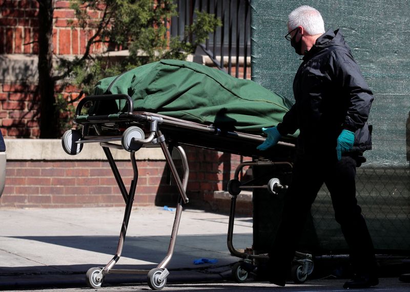 © Reuters. Trabalhador transporta corpo de pessoa morta em hospital no Brooklyn, em Nova York, em meio à pandemia de coronavírus