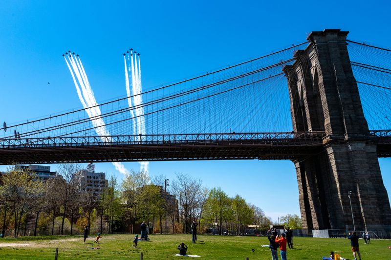 © Reuters. The U.S. Navy Blue Angels and U.S. Air Force Thunderbirds demonstration teams participate in a flyover