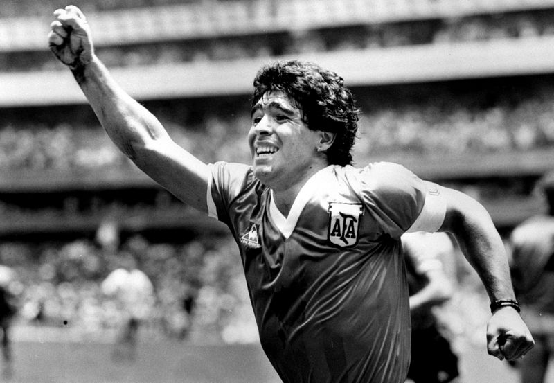 &copy; Reuters. Foto de archivo de Diego Maradona celebrando tras marcar el segundo gol de la victoria de Argentina ante Inglaterra por los cuartos de final del Mundial de México