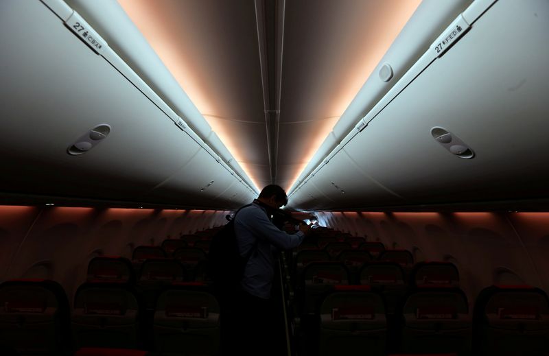 &copy; Reuters. Imagen de archivo ilustrativa de un hombre sacando f otos dentro de un Boeing 737-800 de la aerolínea de bajo costo Norwegian Air, que solía operar en Argentina, en el aeropuerto de Ezeiza