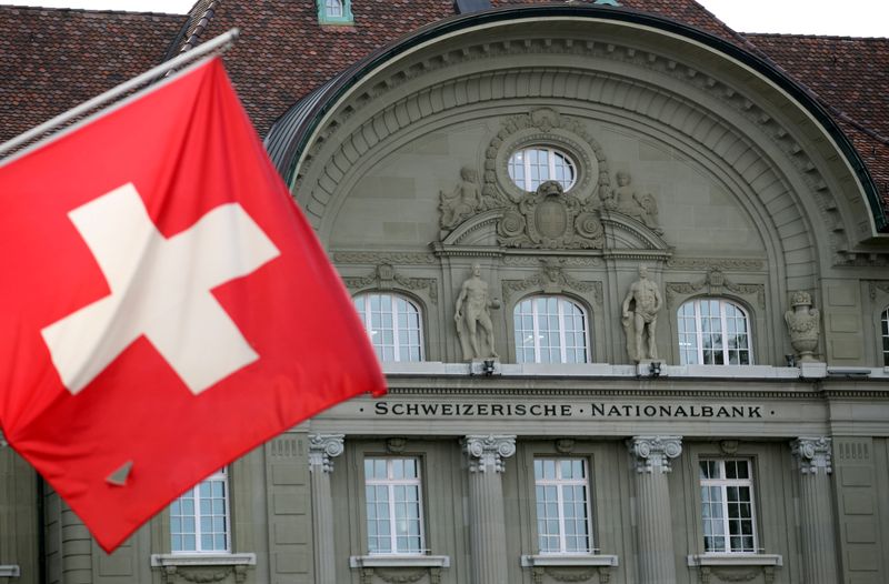 &copy; Reuters. FILE PHOTO: A Swiss flag is pictured in front of the Swiss National Bank (SNB) in Bern