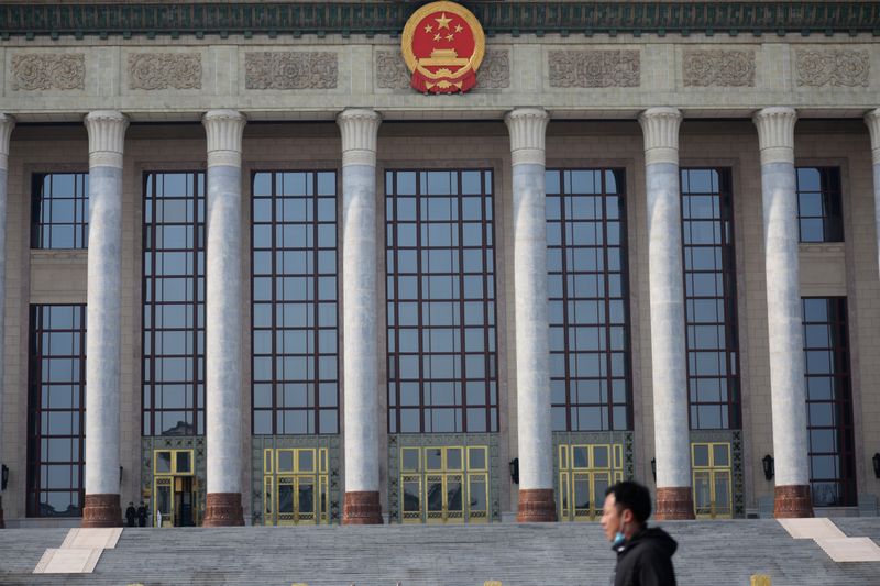 &copy; Reuters. FOTO DE ARCHIVO: Un hombre con mascarilla pasa por el Gran Salón del Pueblo en Pekín, China, el 19 de febrero de 2020