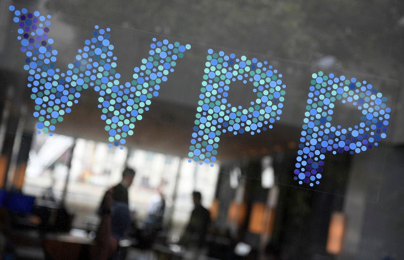 &copy; Reuters. FOTO DE ARCHIVO: El logotipo del Grupo WPP, la mayor agencia mundial de publicidad y relaciones públicas, en sus oficinas de Londres, Reino Unido, el 17 de julio de 2019