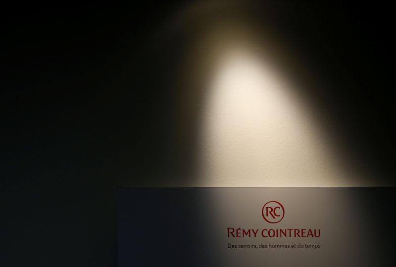 &copy; Reuters. Логотип Remy Cointreau SA на винокурне Cointreau в Сен-Бартелеми-д&apos;Анжу близ Анже