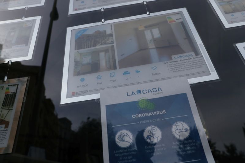 &copy; Reuters. A man wearing a protective face mask is reflected on the window of a real estate agency during the coronavirus disease (COVID-19) outbreak in Madrid