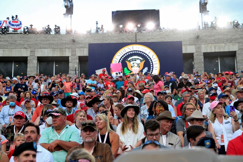 © Reuters. U.S. President Trump and first lady Melania Trump attend South Dakota's U.S. Independence Day Mount Rushmore fireworks celebrations at Mt. Rushmore in South Dakota