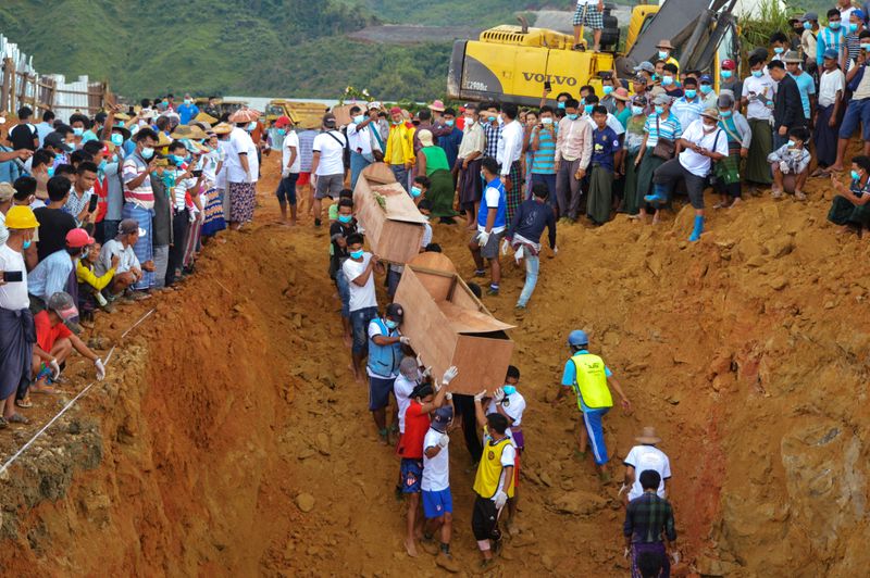 &copy; Reuters. دفن مزيد من الجثث في مقبرة جماعية بعد انهيار أرضي بمنجم لليشم في ميانمار