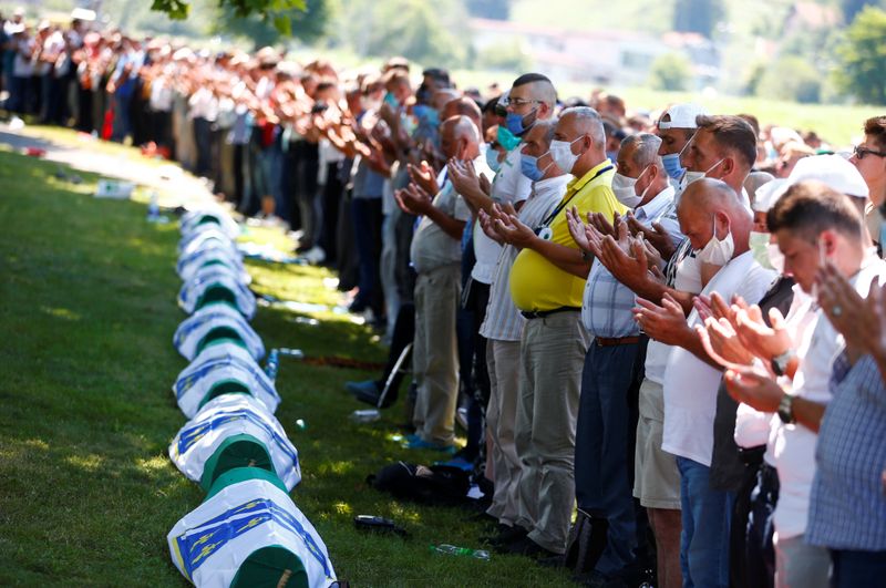 © Reuters. البوسنيون يحيون الذكرى 25 لمذبحة سريبرينتشا التي صدمت العالم