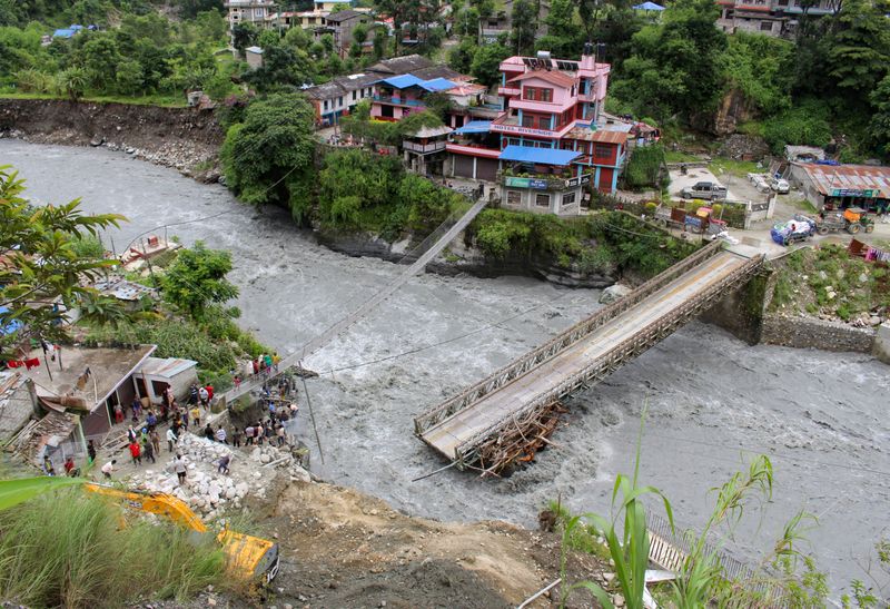 © Reuters. مقتل 40 شخصا وفقد كثيرين جراء فيضانات وانهيارات أرضية في نيبال