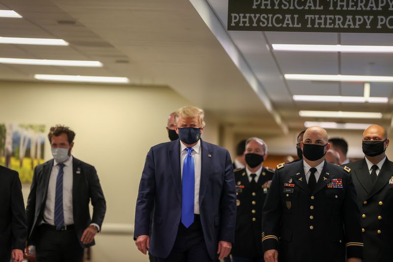 © Reuters. U.S. President Donald Trump visits Walter Reed National Military Medical Center