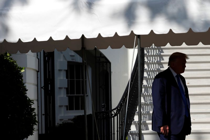 &copy; Reuters. El presidente de Estados Unidos, Donald Trump, sale de la Casa Blanca en Washington antes de partir hacia el Centro Médico Militar Nacional Walter Reed