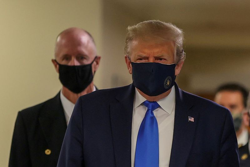 &copy; Reuters. トランプ大統領、公の場で初のマスク姿　軍の病院訪問で