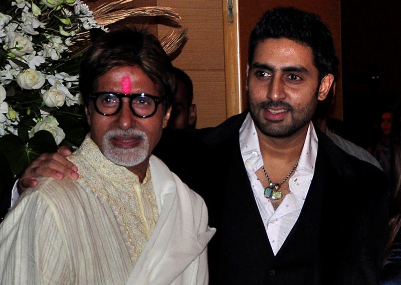 &copy; Reuters. FILE PHOTO: Bollywood actors Amitabh and Abhishek Bachchan pose in Mumbai