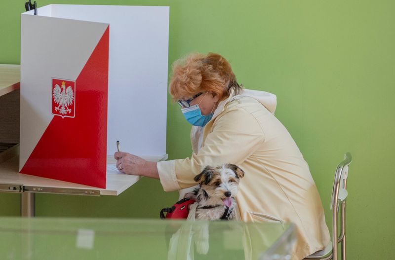 &copy; Reuters. البولنديون يدلون بأصواتهم في انتخابات الرئاسة وسط انقسامات