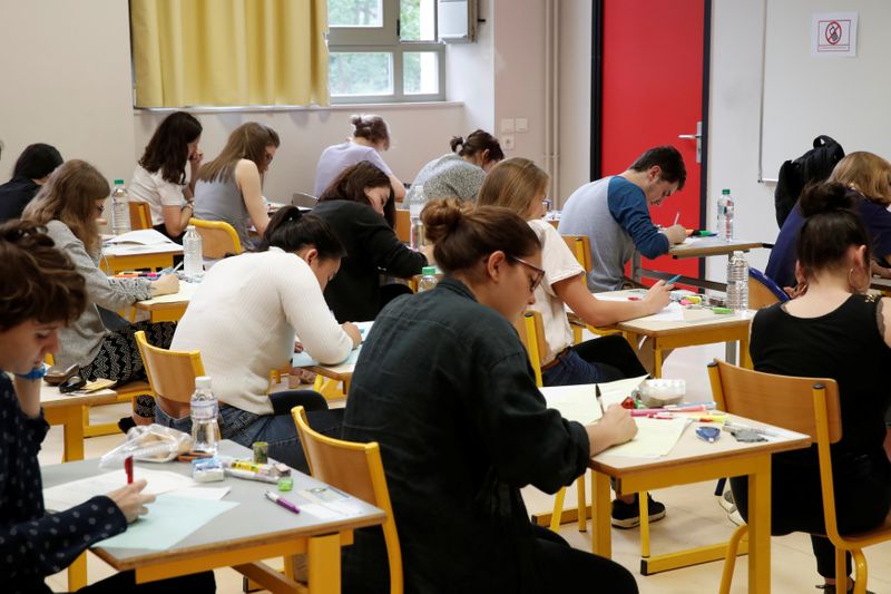 &copy; Reuters. LE TAUX DE RÉUSSITE AU BACCALAURÉAT 2020 PROCHE DE 96%