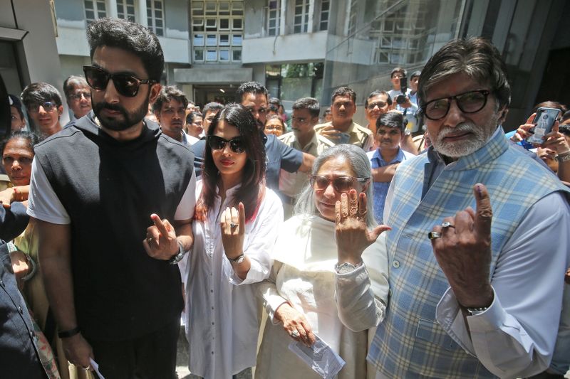 © Reuters. Bollywood star Amitabh Bachchan, son Abhishek Bachchan, Aishwarya Rai Bachchan and Jaya Bachchan show ink marks on their fingers after casting their votes at a polling station in Mumbai