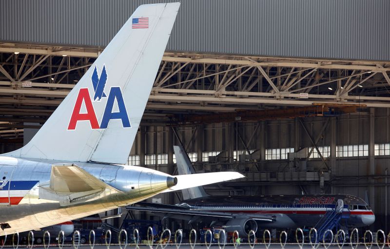 © Reuters. FILE PHOTO: An American Airlines airliner sits near a hanger at Dallas/Fort Worth International Airport, Texas