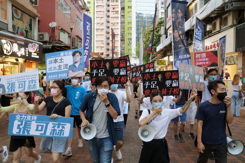 &copy; Reuters. Sam Cheung Ho-sum y Wong Ji-yuet junto a manifestantes en Hong Kong