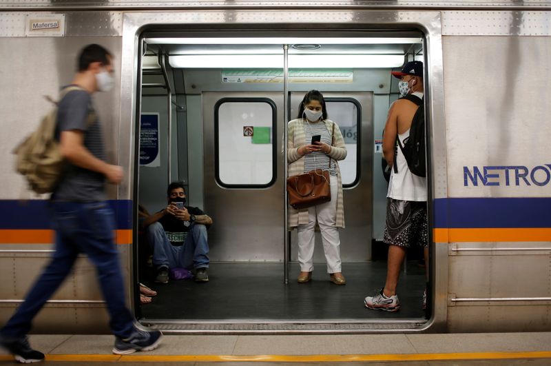 © Reuters. Pasajeros con mascarillas viajan en el metro de Brasilia. Julio 8, 2020. REUTERS/Adriano Machado