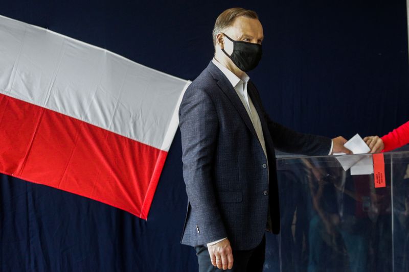 &copy; Reuters. استطلاع: الرئيس البولندي دودا يتقدم بفارق طفيف في انتخابات الرئاسة