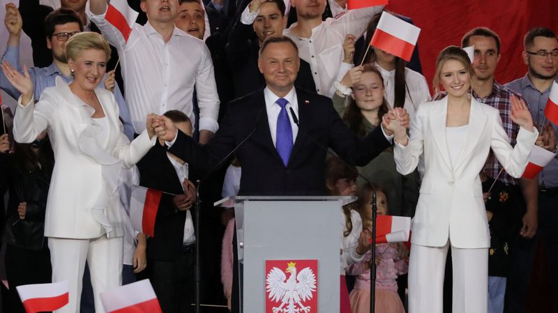&copy; Reuters. El presidente polaco y candidato presidencial, Andrzej Duda, acompañado por su esposa Agata y su hija Kinga, saluda a sus partidarios tras el anuncio de los resultados de sondeo a boca de urna de elecciones presidenciales en Pułtusk