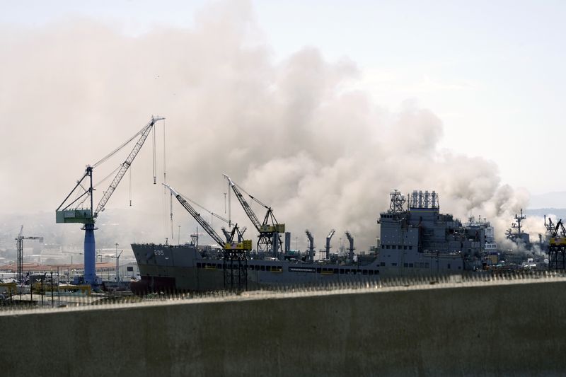 © Reuters. إصابة 21 شخصا في حريق على متن سفينة حربية أمريكية بكاليفورنيا